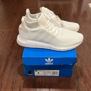 ADIDAS SWIFT RUN NWT WHITE